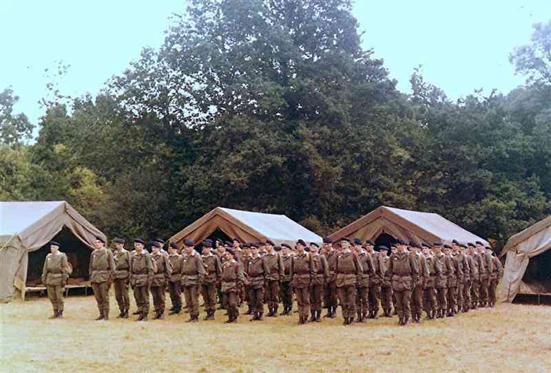 01_Num0006 (Delle Luche).jpg - Séjour à l'Île aux Pies : la 3 e  brigade au rapport...